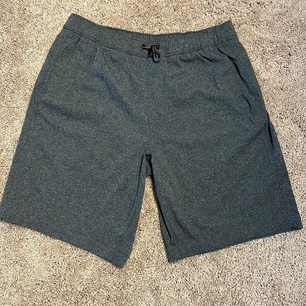 Eddie Bauer Travex hiking shorts with drawstring. Size Medium. Like new cond.